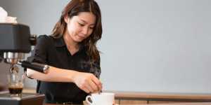 エスプレッソを淹れるバリスタ