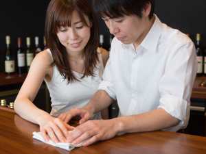 バーカウンターを拭くバーテンダー