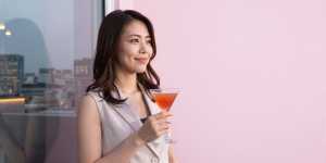 屋上バーで夜景を眺める女性