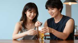 ビールを注ぐバーテンダーのアップ