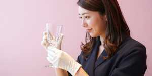 ワイングラスを磨く女性スタッフの横顔