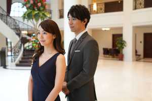 ホテルロビーで待機するコンシェルジュ