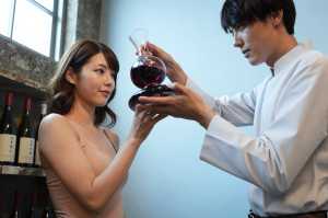 デキャンタージュをするソムリエ（ローアングル）