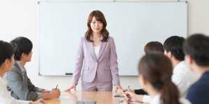 プロジェクトキックオフを率いる女性