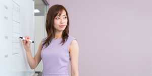 プロジェクト進捗を確認する女性