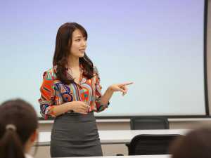 研修で指導する女性講師