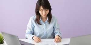 オフィスで書類を整理する男性