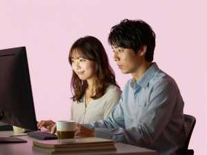 深夜の自宅で集中する男性