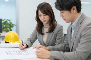 設計図を検討する建築家