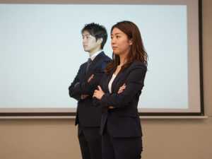 会議室でプレゼンを見るビジネスマン