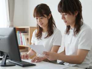 自宅オフィスで整理整頓する男性