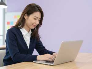 コワーキングスペースで集中作業