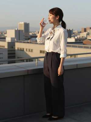 高層ビル屋上での休息ライフスタイル素材