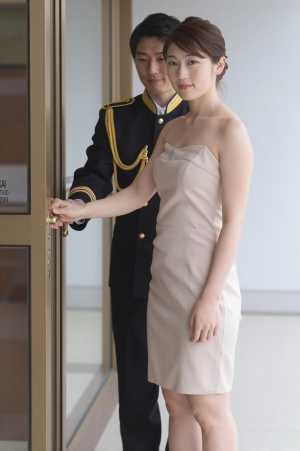 ホテルのドアを開けるドアマン