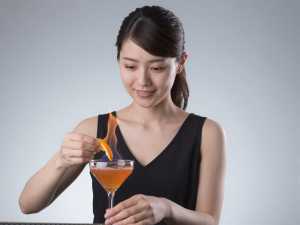 カクテルに火を灯すバーテンダー