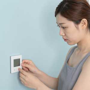 客室の温度調整を行うホテルスタッフ