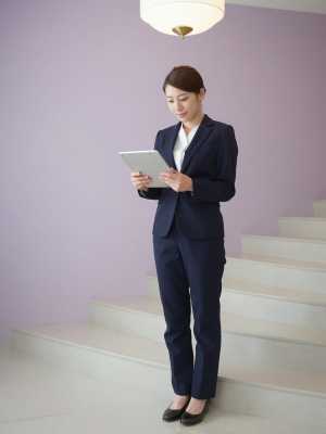 ホテルロビーでタブレットを確認する女性