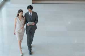 ホテルロビーを歩く支配人