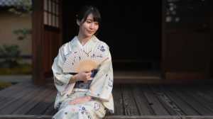 旅館の縁側で夕涼みする女性