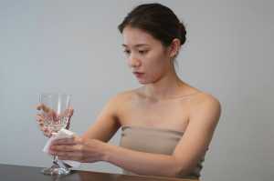 バーでグラスを磨くバーテンダー