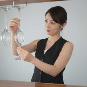 ワイングラスを磨くバーテンダー