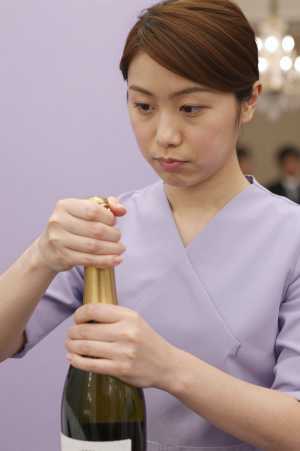 シャンパンを開栓するソムリエ