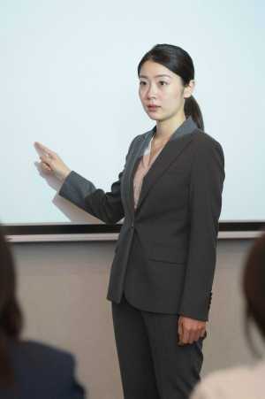 ホテル役員が会議室で市場分析をプレゼン