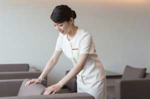 ホテルラウンジを整える女性スタッフ