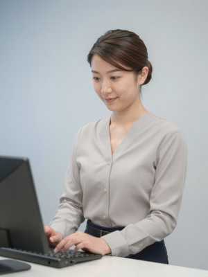 ホテルのチェックアウトを処理する女性