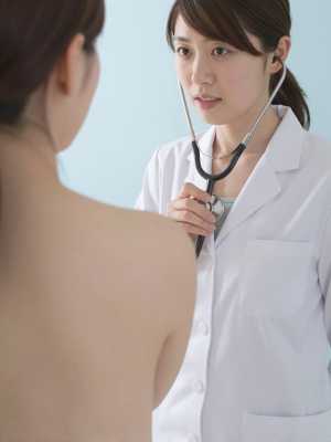 聴診器で診察する女性医師