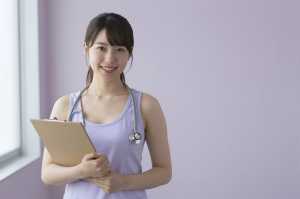 笑顔で迎える女性医師