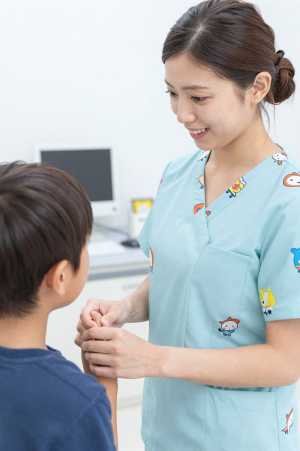 子供を優しくケアする小児科ナース