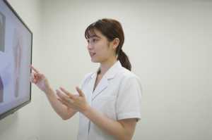 モニターで説明する医師