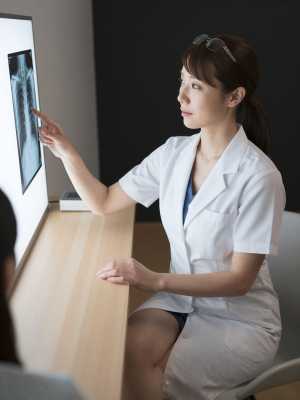 X線を見ながら説明する女性医師