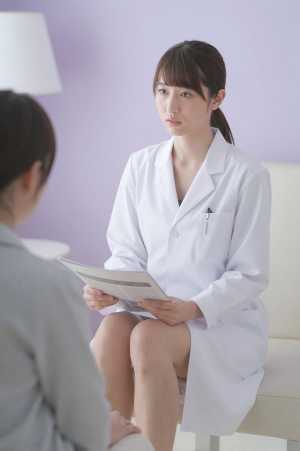 家族に治療方針を説明する医師