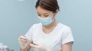 器具を滅菌する歯科助手