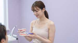 歯磨き指導をする歯科衛生士