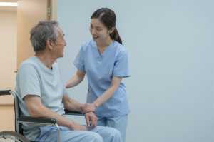 患者をサポートする看護師