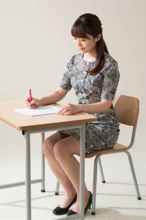 採点する女性教師