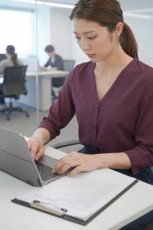 タブレットで資料整理する女性