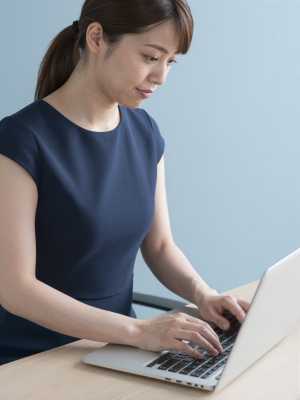 自宅で集中して仕事する女性