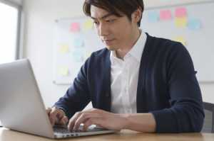 コワーキングスペースで集中する男性