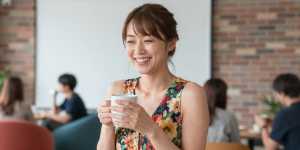 オフィスで笑顔で談笑する女性