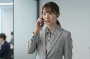 オフィスで真剣に電話する男性