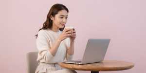 カフェでリラックスする女性ワーカー