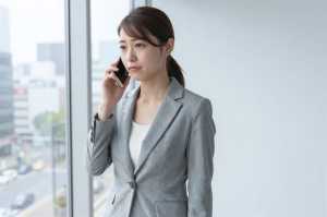 オフィスで電話する女性