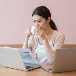 カフェで財務分析する女性