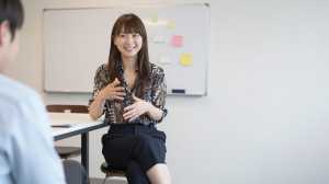 コワーキングで活発に議論する女性