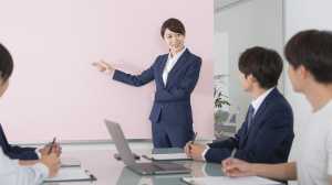 会議をリードする営業部長