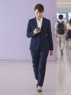 空港を歩くビジネスマン